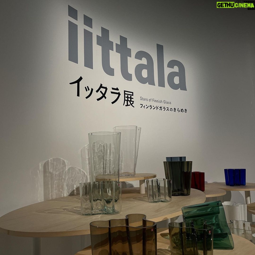 Mugi Ienaga - 4K Likes - Bunkamura ザ・ミュージアム「イッタラ展 フィンランドガラスのきらめき」に行ってきました
写真のガラス作品はアルヴァ・アアルト《アルヴァ・アアルトコレクション》1936年 吹きガラス 花瓶です
花瓶の非対称でなめらかな曲線はフィンランドの湖からインスピレーションを受けたとも言われているそうです。作品をつくるための型は木でできていて、表面にはうっすら木の感じがあります。(最近は木じゃない素材を使っているので、表面がつるつる)
【フィンランドは1917年に独立して、自国の文化的アイデンティティを確立する必要に迫られたり、第二次世界大戦後は地政学的にデリケートな立場になったりと、西欧の近代国家としての自国の存在を発信する必要がありました。そのため、フィンランドでは政府が産業界と協力し、フィンランドデザインを外交分野での重要なツールとして、国際舞台で積極的に展開した】とのことです。それから、1960年代の時点でガラスの再利用についても考えていたりしたということを知って、そのはやさにびっくり
あとは、ひとつのブランドの中でも多数のデザイナーを起用し、そのデザイナーの表現の場を作ったというのもよかった〜 フィンランドの豊かな自然と時代の変化に伴った新しい生活文化を取り込み製品をつくり、そして製品によってフィンランドをよりすてきな国にしているイッタラはすごい🇫🇮
#イッタラ展 #iittala
#そのあとイッタラカフェでお茶したよ
#カフェのデザインは隈研吾