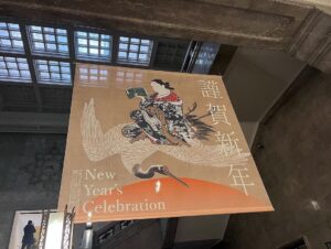 Mugi Ienaga Instagram - あけましておめでとうございます🎍
今年のミュージアムはじめは東博の「博物館に初もうで」で「辰」に関する作品（重要文化財がたくさん！）と、長谷川等伯筆の国宝《松林図屏風》をみてきました🐉🌲

《松林図屏風》は、静かに引きでみたかったけれど激混みで、部分部分を近目にみることになりました。でもなんと、そのあとに別の展示室に《松林図屏風》の複製が展示されていて、ゆっくり静かにみることができました〜〜うれしい〜

今年もたくさんすてきな作品に出会いたいです

1枚目は複製の写真のアップです。（ガラスケース内に展示されているのがオリジナルの作品です）

#東博 #博物館に初もうで