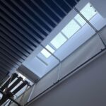 Mugi Ienaga Instagram - 六本木 森美術館で会期中の森美術館開館20周年記念展「私たちのエコロジー：地球という惑星を生きるために」に行ってきました🌏「環境危機に現代アートはどう向き合うのか？」がテーマでした 動画はニナ・カネルの『マッスル・メモリー(5 トン)』というインスタレーション。ぜひ音あり見てください、帆立貝などの海生軟体動物の殻が踏まれて割れる音が綺麗です。さくさくぱりぱり鳴っていました。展示室が静かなので、かすかな音まで耳に入ってきます。いままでたくさん美術展を観てきたけれど、自分がここまで作品に関わることのできたのはこれがはじめて！楽しかった〜 このほかにも沢山おもしろい作品がありました！ぜひ行ってみてください〜 #森美術館 #美術館巡り #美術館好きな人と繋がりたい