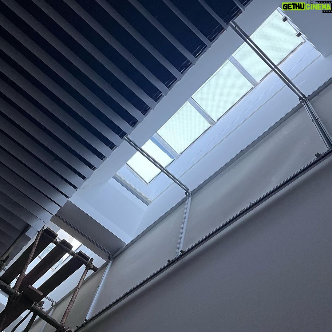 Mugi Ienaga - 3.8K Likes - 六本木 森美術館で会期中の森美術館開館20周年記念展「私たちのエコロジー:地球という惑星を生きるために」に行ってきました🌏「環境危機に現代アートはどう向き合うのか?」がテーマでした
動画はニナ・カネルの『マッスル・メモリー(5 トン)』というインスタレーション。ぜひ音あり見てください、帆立貝などの海生軟体動物の殻が踏まれて割れる音が綺麗です。さくさくぱりぱり鳴っていました。展示室が静かなので、かすかな音まで耳に入ってきます。いままでたくさん美術展を観てきたけれど、自分がここまで作品に関わることのできたのはこれがはじめて!楽しかった〜
このほかにも沢山おもしろい作品がありました!ぜひ行ってみてください〜
#森美術館 #美術館巡り #美術館好きな人と繋がりたい