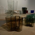 Mugi Ienaga Instagram - Bunkamura ザ・ミュージアム「イッタラ展 フィンランドガラスのきらめき」に行ってきました 写真のガラス作品はアルヴァ・アアルト《アルヴァ・アアルトコレクション》1936年 吹きガラス 花瓶です 花瓶の非対称でなめらかな曲線はフィンランドの湖からインスピレーションを受けたとも言われているそうです。作品をつくるための型は木でできていて、表面にはうっすら木の感じがあります。（最近は木じゃない素材を使っているので、表面がつるつる） 【フィンランドは1917年に独立して、自国の文化的アイデンティティを確立する必要に迫られたり、第二次世界大戦後は地政学的にデリケートな立場になったりと、西欧の近代国家としての自国の存在を発信する必要がありました。そのため、フィンランドでは政府が産業界と協力し、フィンランドデザインを外交分野での重要なツールとして、国際舞台で積極的に展開した】とのことです。それから、1960年代の時点でガラスの再利用についても考えていたりしたということを知って、そのはやさにびっくり あとは、ひとつのブランドの中でも多数のデザイナーを起用し、そのデザイナーの表現の場を作ったというのもよかった〜 フィンランドの豊かな自然と時代の変化に伴った新しい生活文化を取り込み製品をつくり、そして製品によってフィンランドをよりすてきな国にしているイッタラはすごい🇫🇮 #イッタラ展 #iittala #そのあとイッタラカフェでお茶したよ #カフェのデザインは隈研吾