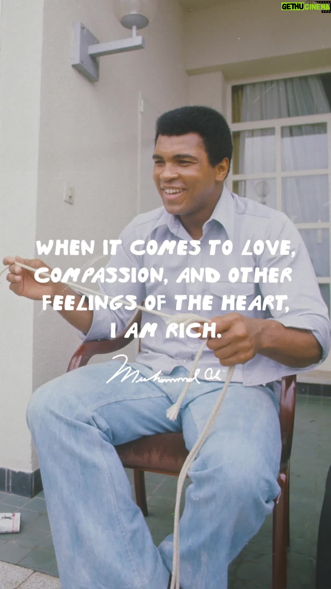 Muhammad Ali Instagram - Happy Thanksgiving to all celebrating and to those with their own special traditions. Wishing you gratitude and joy. 🍂 #MuhammadAli #Icon #Thanksgiving #Thankful #Traditions