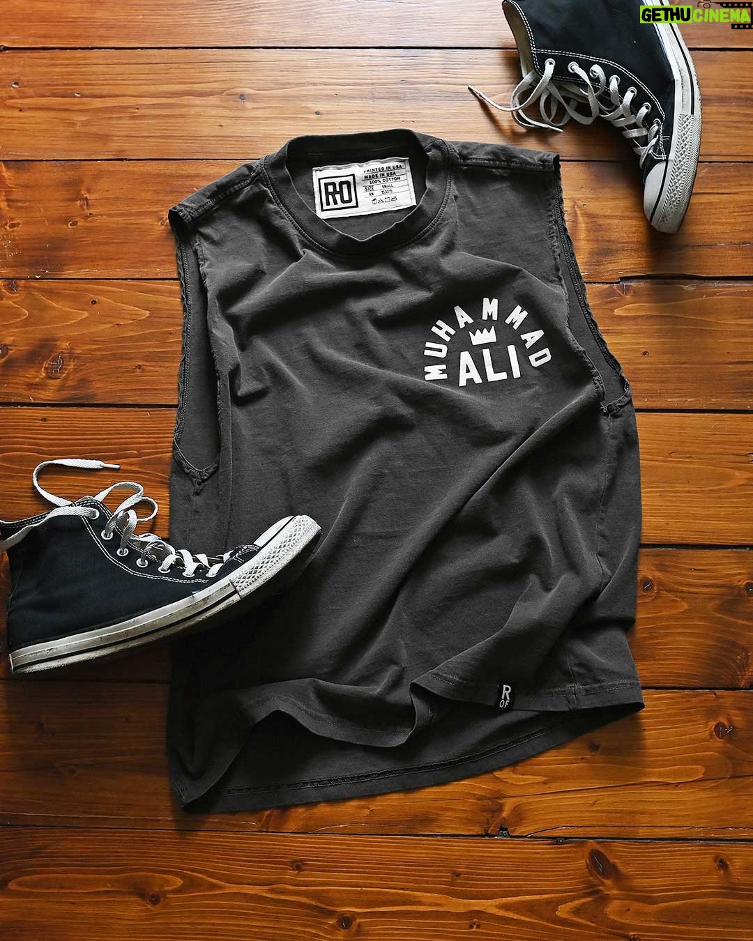Muhammad Ali Instagram - The #BlackFridaySale has landed at @rootsoffight. Almost everything is included at up to 50% off. The savings are there, it’s up to you to grab them before it’s too late. Don’t miss it - link to shop in story! #MuhammadAli #RootsofFight #KnowYourRoots
