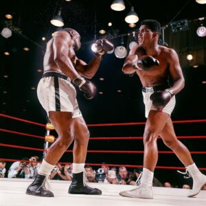 Muhammad Ali Instagram - Muhammad Ali in action, throwing a punch vs Sonny Liston at the Miami Beach Convention Hall. ⁣
⁣
February 1964.⁣
⁣
📸: @neilleiferphotography⁣
⁣
 ⁣
#MuhammadAli #Icon #Boxing #SonnyListon #MiamiBeach #NeilLeifer #Photography
