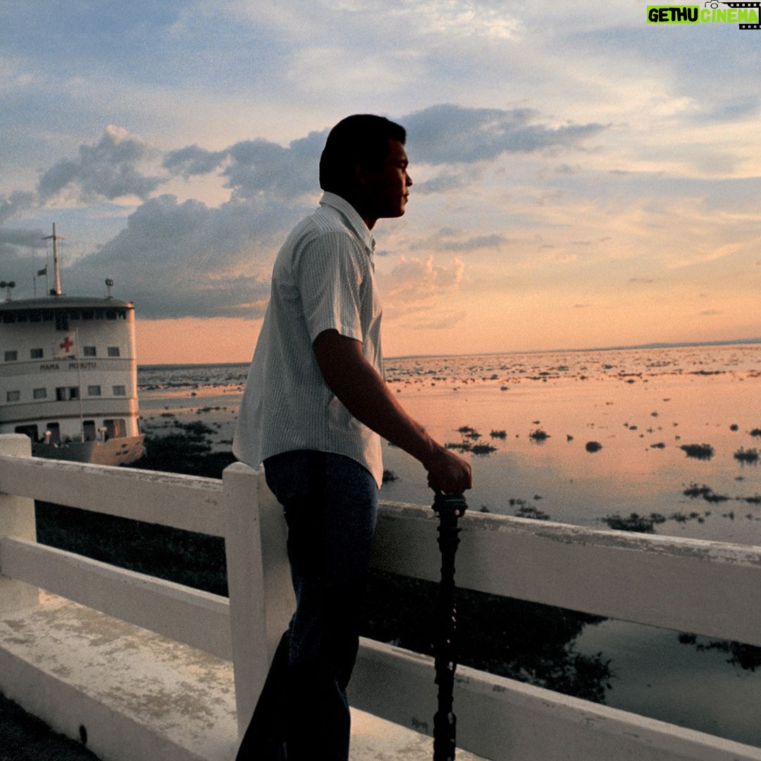 Muhammad Ali - 314K Likes - Muhammad Ali looking towards the River Zaire during sunset before his fight vs George Foreman at the presidential complex outside of Kinshasa.
October 1974.
📸: @neilleiferphotography
#MuhammadAli #Icon #RumbleintheJungle #MuhammadAlivsGeorgeForeman #Boxing #Legendary #GOAT #Champion
