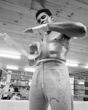 Muhammad Ali Instagram - Muhammad Ali wrapping his hands during a photo shoot at in Deer Lake, PA.⁣
⁣
📸: @neilleiferphotography⁣
⁣
⁣
#MuhammadAli #TrainingCamp #Icon #DeerLake #HandWraps #NeilLeifer #Champion