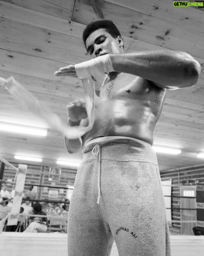 Muhammad Ali Instagram - Muhammad Ali wrapping his hands during a photo shoot at in Deer Lake, PA.⁣ ⁣ 📸: @neilleiferphotography⁣ ⁣ ⁣ #MuhammadAli #TrainingCamp #Icon #DeerLake #HandWraps #NeilLeifer #Champion