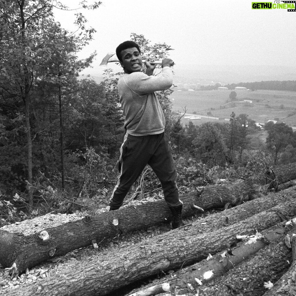 Muhammad Ali Instagram - Muhammad Ali chopping wood during at his training camp cabin in Deer Lake, PA.⁣ ⁣ 📸: @neilleiferphotography⁣ ⁣ ⁣ #MuhammadAli #Icon #Champion #Training #ChoppingWood #DeerLake #NeilLeifer #Photography