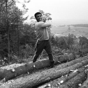 Muhammad Ali Instagram - Muhammad Ali chopping wood during at his training camp cabin in Deer Lake, PA.⁣
⁣
📸: @neilleiferphotography⁣
⁣
 ⁣
#MuhammadAli #Icon #Champion #Training #ChoppingWood #DeerLake #NeilLeifer #Photography