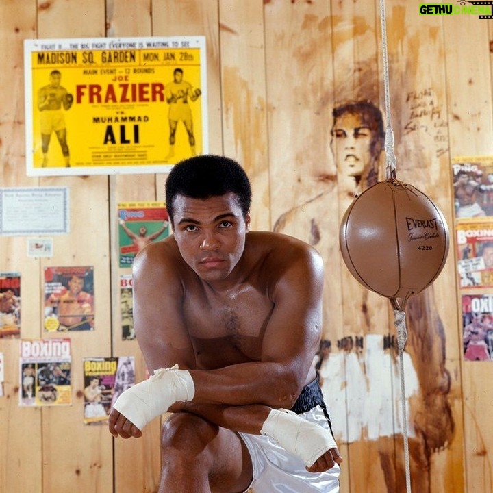 Muhammad Ali Instagram - Comment below what your favorite Muhammad Ali memory is! ⬇️⁣ ⁣ 📸: @neilleiferphotography⁣ ⁣ ⁣ #MuhammadAli #Icon #NeilLeifer #Photography #Boxing #Champion #GOAT #Fight
