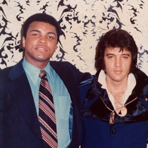 Muhammad Ali Instagram - Happy birthday to the King of Rock ‘n’ Roll, @elvis! 🎸🕺🏻⁣
⁣
⁣
#MuhammadAli #ElvisPresley #Icon #Boxing #Champion #Birthday #RockNRoll #Star