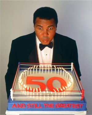 Muhammad Ali Instagram - Portrait of Muhammad Ali with a 50th birthday cake during a photoshoot in December 1991. ⁣
⁣
New York City, NY.⁣
⁣
📸: @neilleiferphotography⁣
⁣
 ⁣
#MuhammadAli #Icon #GOAT #Champion #BirthdayCake #Photoshoot #NewYork #NeilLeifer #Photography