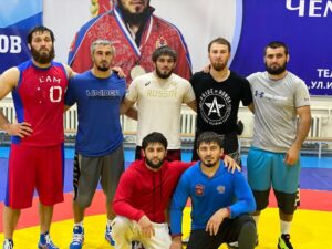 Mukhamed Berkhamov Instagram - Ежедневная рубка с этими тиграми..
Сос ты капитальный красавчик😁 
Дома у Кодзокова,оч любит себя парень)