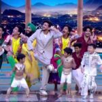 Munawar Faruqui Instagram – Munawar aur Dance Deewane family ne lagaaye legacy gaane pe thumke. 🪩
Dekhiye #DanceDeewane, har Sat-Sun raat 9:30 baje, sirf #Colors aur @officialjiocinema par.
@madhuridixitnene @suniel.shetty @bharti.laughterqueen @munawar.faruqui