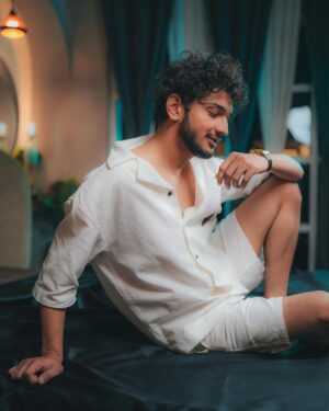 Munawar Faruqui Instagram - Maathe pe dekh, 
naseeb hai buland kitne 
Pairon mai dekh, 
Maine tode hai ghamand kitne.

#munawarfaruqui #munawarkijanta #munawarwarriors