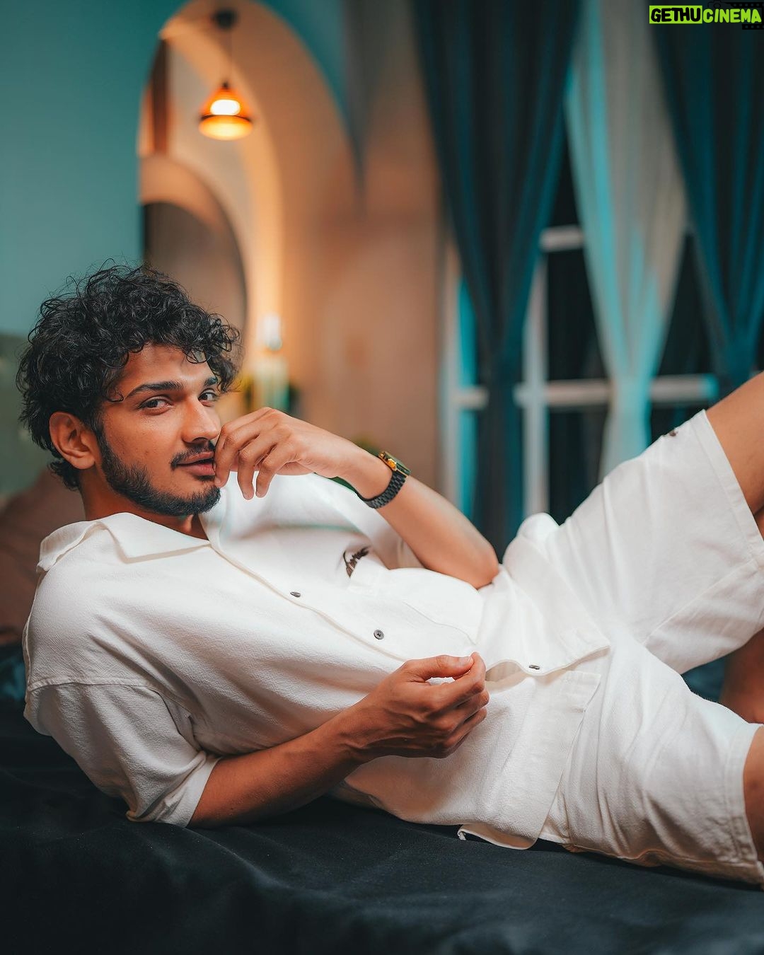 Munawar Faruqui - 2 Million Likes - Maathe pe dekh,
naseeb hai buland kitne
Pairon mai dekh,
Maine tode hai ghamand kitne.
#munawarfaruqui #munawarkijanta #munawarwarriors