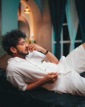 Munawar Faruqui Instagram - Maathe pe dekh, 
naseeb hai buland kitne 
Pairon mai dekh, 
Maine tode hai ghamand kitne.

#munawarfaruqui #munawarkijanta #munawarwarriors