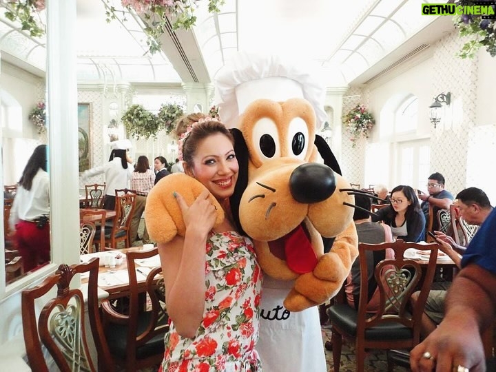 Munmun Dutta Instagram - Memories from our shoot in Disney Land , HongKong ππ° in 2014 . #munmundutta #hongkong #shootdiaries #tmkoc #traveldiaries #disneyland #throwback #travelmemories #tarakmehtakaooltachashma Disneyland, Hongkong