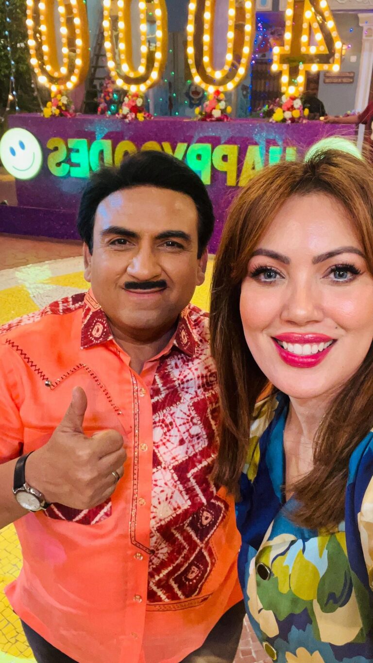 Munmun Dutta Instagram - Behind the scenes from the shoot of 4000 episodes ❤️ . Grateful for everything 🙏🏻 For this wonderful team, and for the wonderful audience who has been with us through thick and thin. ❤️ . #munmundutta #tmkoc #behindthescenes #4000episodes #4000happysodes #tarakmehtakaooltachashma #grateful Dadasaheb Phalke Chitranagari FILMCITY Goregaon East Mumbai