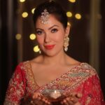Munmun Dutta Instagram – Wish you all a very Shubho Kali Puja and a very Happy Diwali 🪔 

📸- @_megapixelphotography 
Outfit- @fashionwithforum 
Jewellery- @thejewelstudiio 
Managed by- @afreenriazs 

#munmundutta #happydiwali #kalipuja