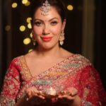 Munmun Dutta Instagram – Wish you all a very Shubho Kali Puja and a very Happy Diwali 🪔 

📸- @_megapixelphotography 
Outfit- @fashionwithforum 
Jewellery- @thejewelstudiio 
Managed by- @afreenriazs 

#munmundutta #happydiwali #kalipuja