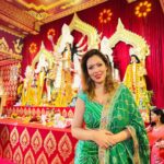 Munmun Dutta Instagram - দূর্গা অষ্টমীর এই শুভ মুহূর্তে সকলকে জানাই অনেক অনেক শুভেচ্ছা… কামনা করি মা দুর্গার আশীর্বাদে সবার জীবন আনন্দে ভরে উঠুক। শুভ অষ্টমী 🙏🏻 Shubho Ashtami 🙏🏻 . #munmundutta #durgapujo #durgapuja #proudbengali #bengalifestival #bengalifood #ashtami #bhog North Bombay Durga Puja