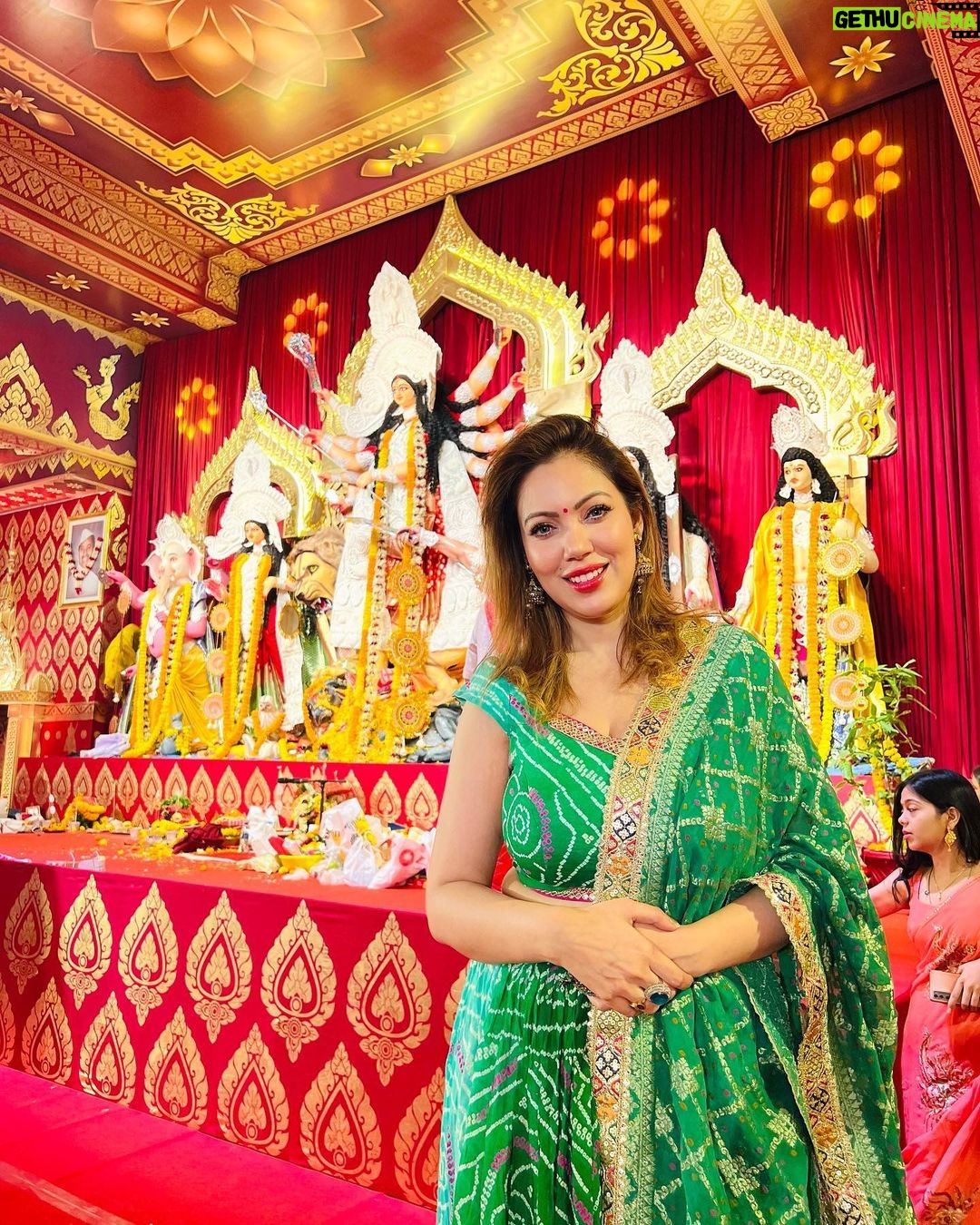 Munmun Dutta Instagram - দূর্গা অষ্টমীর এই শুভ মুহূর্তে সকলকে জানাই অনেক অনেক শুভেচ্ছা… কামনা করি মা দুর্গার আশীর্বাদে সবার জীবন আনন্দে ভরে উঠুক। শুভ অষ্টমী 🙏🏻 Shubho Ashtami 🙏🏻 . #munmundutta #durgapujo #durgapuja #proudbengali #bengalifestival #bengalifood #ashtami #bhog North Bombay Durga Puja