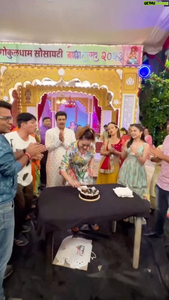 Munmun Dutta Instagram - And that’s how I started my birthday 🎂 ! . Thanks to my team who made me do something that I seldom like to do and that’s cutting a cake on the set 🫣 . Thanks to all my wonderful people on the set for being present and bringing in my birthday and being a part of this little celebration 💕 Missed everyone who were not shooting today . ( party abhi baaki hai ) Lastly, I am grateful for this life, grateful for being Healthy, Happy, Alive and Prosperous. Blessed and humbled 🙏🏻 And yes, Main Bilkul Apni Favourite Hoon 🥰 . #birthday #munmundutta #birthdaygirl #celebration #happybirthdaytome Mumbai, Maharashtra