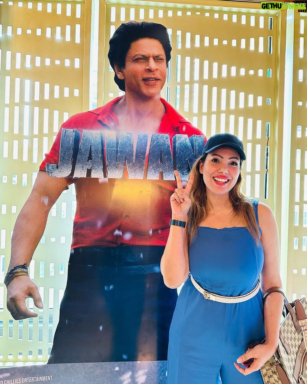 Munmun Dutta Instagram - LOUDESTTTTTTT cheer for JAWAN ! I cried, I laughed , I danced and I came out of the theatre with the bigggggest smile and pride that I was , I am and will always be a bonafide SHAHRUKH KHAN fan ! ❤️❤️ @iamsrk WHAT A TRUE BLUE ENTERTAINER of a movie this was !! Making a movie full of female characters with the perfect stories can only come from the brain of one leading man of our industry and that’s SRK. Direction, action 🔥 That south ka tadka that Atlee brought… Wowww !! @atlee47 . Couldn’t get better 🔥 . Definitely going back for a 2nd round of entertainment. Lastly, SRK will always remain my childhood crush, my hero that I idolised on screen for years and after having the opportunity to meet and work with him, I can vouch for the fact that there’s no one like him. He is one of a kind ❤️😍 . #jawan #jawanmovie #srk #shahrukhkhan #munmundutta #redchilliesentertainment @redchilliesent @atlee47