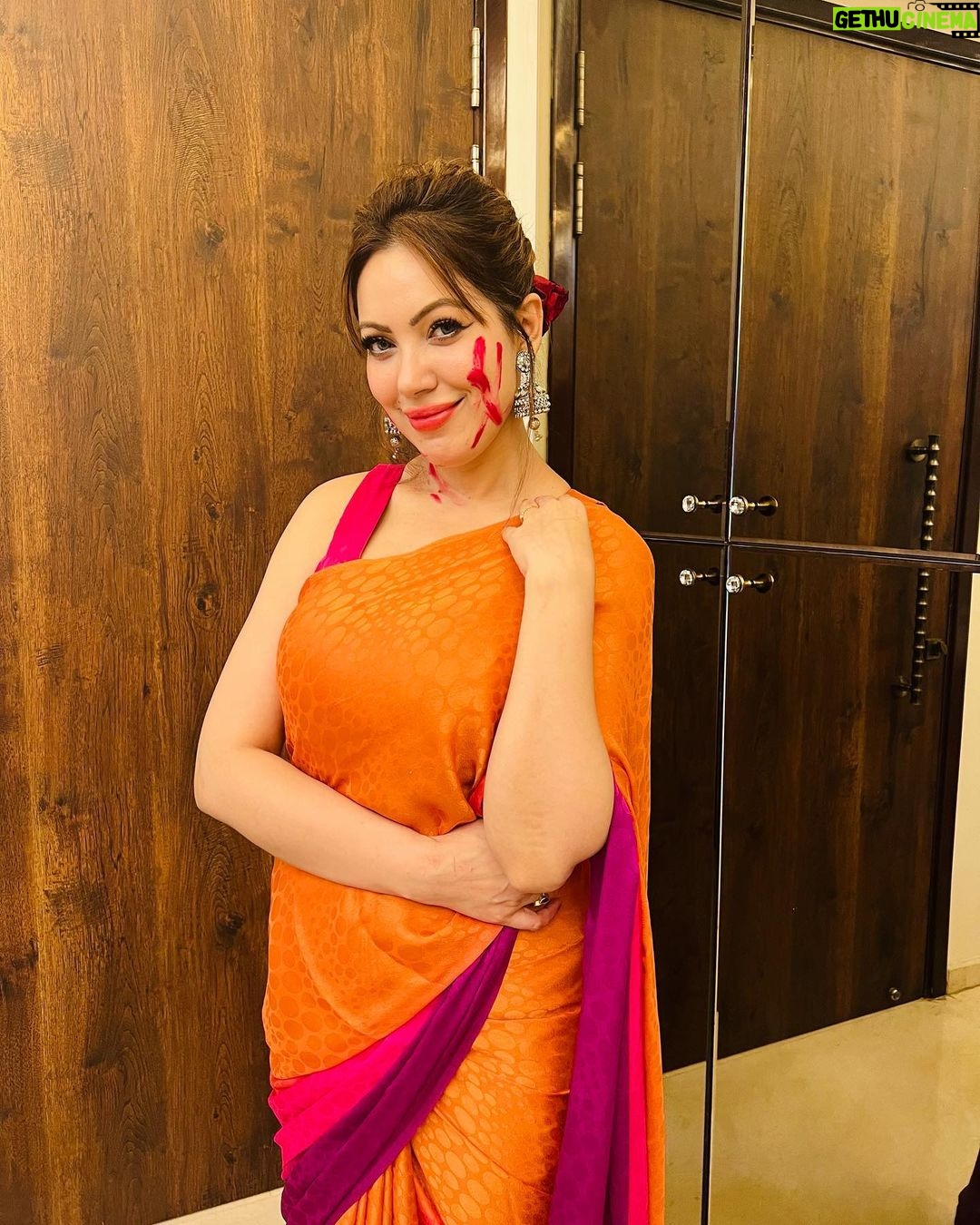 Munmun Dutta Instagram - বিজয়া দশমীর এই আনন্দের মুহূর্তে, আমার আন্তরিক শুভেচ্ছা রইলো… কামনা করি দুর্গা মা যেন তোমার জীবনে তাঁর আশীর্বাদ সবসময় বজায় রাখেন। শুভ বিজয়া দশমী ❤️🙏🏻 Happy Dusshera everyone 🙏🏻 #munmundutta #bijoyadashami #shubhobijoya #durgapuja #dusshera #happydussehra North Bombay Durga Puja