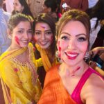 Munmun Dutta Instagram - বিজয়া দশমীর এই আনন্দের মুহূর্তে, আমার আন্তরিক শুভেচ্ছা রইলো… কামনা করি দুর্গা মা যেন তোমার জীবনে তাঁর আশীর্বাদ সবসময় বজায় রাখেন। শুভ বিজয়া দশমী ❤️🙏🏻 Happy Dusshera everyone 🙏🏻 #munmundutta #bijoyadashami #shubhobijoya #durgapuja #dusshera #happydussehra North Bombay Durga Puja