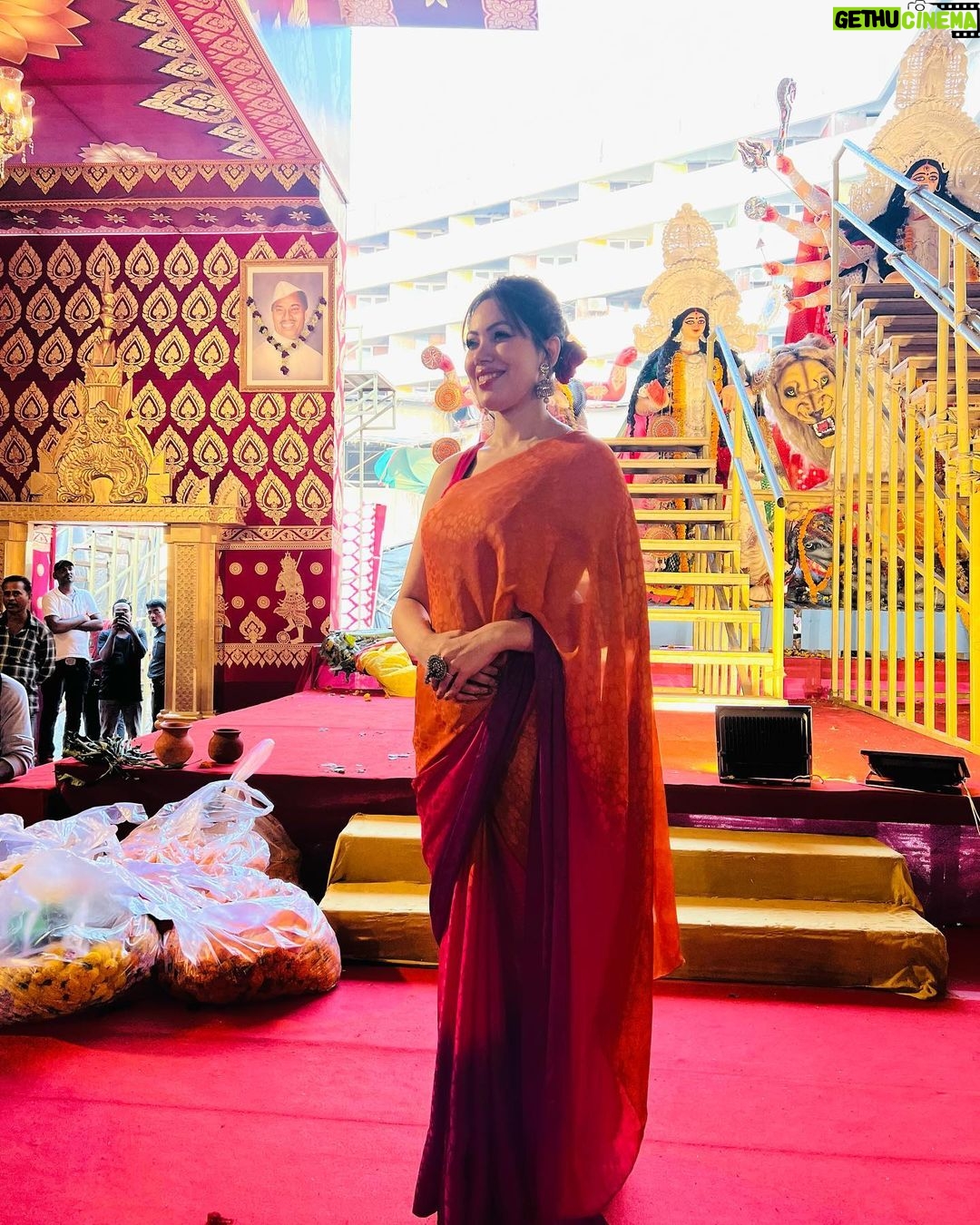 Munmun Dutta Instagram - বিজয়া দশমীর এই আনন্দের মুহূর্তে, আমার আন্তরিক শুভেচ্ছা রইলো… কামনা করি দুর্গা মা যেন তোমার জীবনে তাঁর আশীর্বাদ সবসময় বজায় রাখেন। শুভ বিজয়া দশমী ❤️🙏🏻 Happy Dusshera everyone 🙏🏻 #munmundutta #bijoyadashami #shubhobijoya #durgapuja #dusshera #happydussehra North Bombay Durga Puja