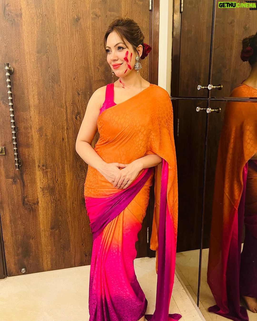 Munmun Dutta Instagram - বিজয়া দশমীর এই আনন্দের মুহূর্তে, আমার আন্তরিক শুভেচ্ছা রইলো… কামনা করি দুর্গা মা যেন তোমার জীবনে তাঁর আশীর্বাদ সবসময় বজায় রাখেন। শুভ বিজয়া দশমী ❤️🙏🏻 Happy Dusshera everyone 🙏🏻 #munmundutta #bijoyadashami #shubhobijoya #durgapuja #dusshera #happydussehra North Bombay Durga Puja