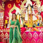 Munmun Dutta Instagram - দূর্গা অষ্টমীর এই শুভ মুহূর্তে সকলকে জানাই অনেক অনেক শুভেচ্ছা… কামনা করি মা দুর্গার আশীর্বাদে সবার জীবন আনন্দে ভরে উঠুক। শুভ অষ্টমী 🙏🏻 Shubho Ashtami 🙏🏻 . #munmundutta #durgapujo #durgapuja #proudbengali #bengalifestival #bengalifood #ashtami #bhog North Bombay Durga Puja
