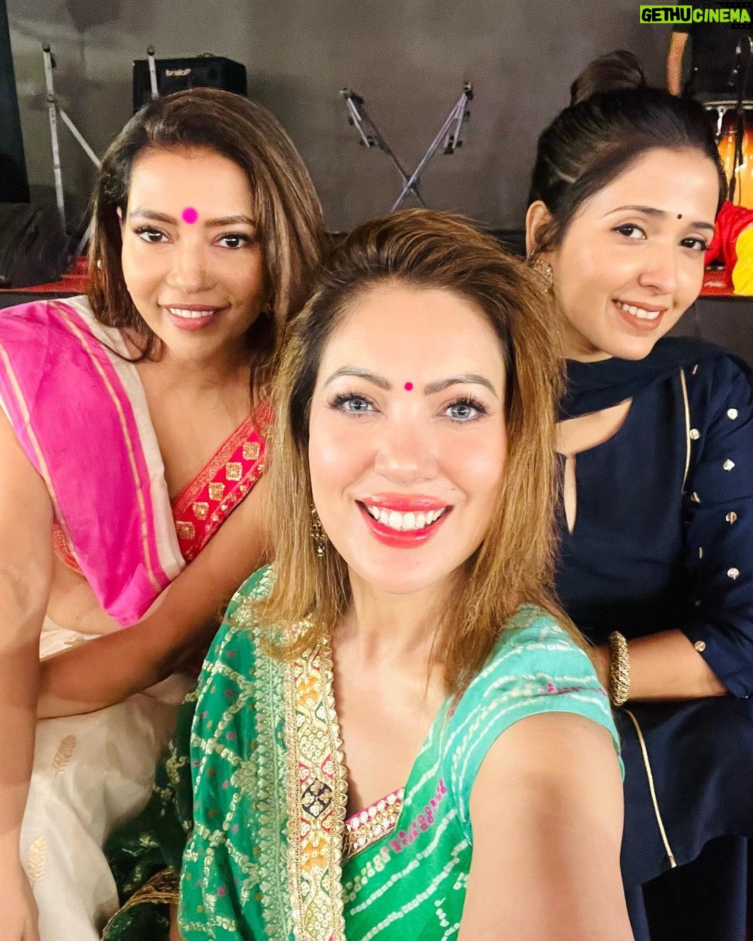 Munmun Dutta Instagram - দূর্গা অষ্টমীর এই শুভ মুহূর্তে সকলকে জানাই অনেক অনেক শুভেচ্ছা… কামনা করি মা দুর্গার আশীর্বাদে সবার জীবন আনন্দে ভরে উঠুক। শুভ অষ্টমী 🙏🏻 Shubho Ashtami 🙏🏻 . #munmundutta #durgapujo #durgapuja #proudbengali #bengalifestival #bengalifood #ashtami #bhog North Bombay Durga Puja