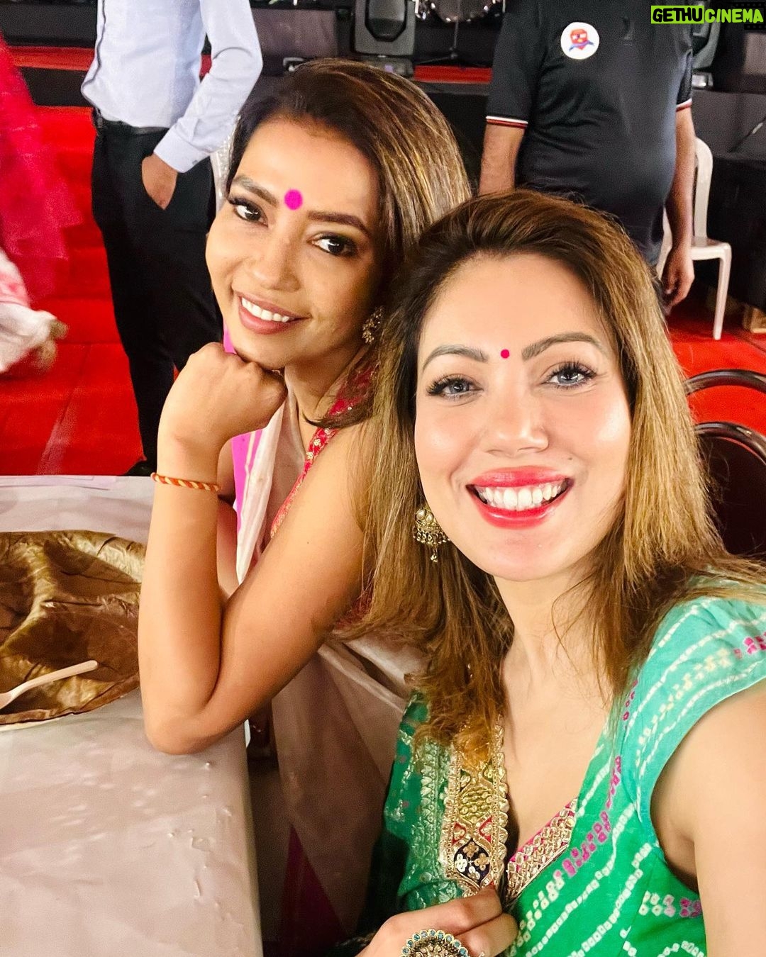 Munmun Dutta Instagram - দূর্গা অষ্টমীর এই শুভ মুহূর্তে সকলকে জানাই অনেক অনেক শুভেচ্ছা… কামনা করি মা দুর্গার আশীর্বাদে সবার জীবন আনন্দে ভরে উঠুক। শুভ অষ্টমী 🙏🏻 Shubho Ashtami 🙏🏻 . #munmundutta #durgapujo #durgapuja #proudbengali #bengalifestival #bengalifood #ashtami #bhog North Bombay Durga Puja
