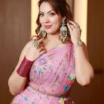 Munmun Dutta Instagram - Indore .. Yesterday ✨ Durga Pujor preeti o shuvechha 🙏🏻❤️ Shubho Mohashashti 🙏🏻 . Outfit @asopalav Accessories @rubans.in Styled by @stylingbyvictor @sohail__mughal___ . #munmundutta #eventready #durgapujo #durgapuja #navratri #navratrispecial #aboutlastnight Indore, India