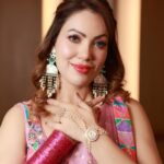 Munmun Dutta Instagram - Indore .. Yesterday ✨ Durga Pujor preeti o shuvechha 🙏🏻❤️ Shubho Mohashashti 🙏🏻 . Outfit @asopalav Accessories @rubans.in Styled by @stylingbyvictor @sohail__mughal___ . #munmundutta #eventready #durgapujo #durgapuja #navratri #navratrispecial #aboutlastnight Indore, India