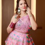Munmun Dutta Instagram - Indore .. Yesterday ✨ Durga Pujor preeti o shuvechha 🙏🏻❤️ Shubho Mohashashti 🙏🏻 . Outfit @asopalav Accessories @rubans.in Styled by @stylingbyvictor @sohail__mughal___ . #munmundutta #eventready #durgapujo #durgapuja #navratri #navratrispecial #aboutlastnight Indore, India