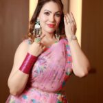 Munmun Dutta Instagram - Indore .. Yesterday ✨ Durga Pujor preeti o shuvechha 🙏🏻❤️ Shubho Mohashashti 🙏🏻 . Outfit @asopalav Accessories @rubans.in Styled by @stylingbyvictor @sohail__mughal___ . #munmundutta #eventready #durgapujo #durgapuja #navratri #navratrispecial #aboutlastnight Indore, India
