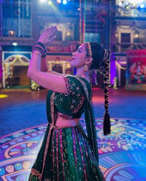 Munmun Dutta Instagram - We were anxious about everything but had fun shooting  this.  The last few days have been extremely tiring at work but feels good to have a nice end result. 
It was also cool to have a new dance partner @sunayanaf and I love the fact that we synced so well. 
Hope everyone enjoyed it too ✌🏻 💕 

.
.
#munmundutta #tmkoc #performance #nightshoots #picturesoftheday #ganeshchaturthi