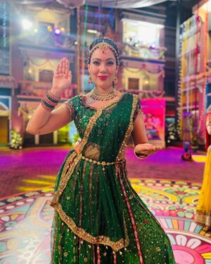 Munmun Dutta Instagram - We were anxious about everything but had fun shooting  this.  The last few days have been extremely tiring at work but feels good to have a nice end result. 
It was also cool to have a new dance partner @sunayanaf and I love the fact that we synced so well. 
Hope everyone enjoyed it too ✌🏻 💕 

.
.
#munmundutta #tmkoc #performance #nightshoots #picturesoftheday #ganeshchaturthi