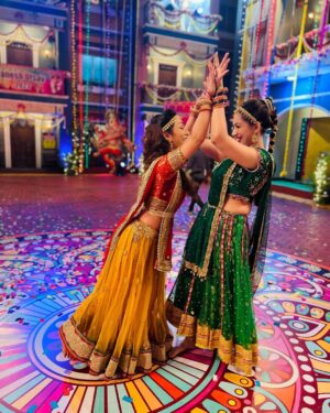 Munmun Dutta Instagram - We were anxious about everything but had fun shooting  this.  The last few days have been extremely tiring at work but feels good to have a nice end result. 
It was also cool to have a new dance partner @sunayanaf and I love the fact that we synced so well. 
Hope everyone enjoyed it too ✌🏻 💕 

.
.
#munmundutta #tmkoc #performance #nightshoots #picturesoftheday #ganeshchaturthi