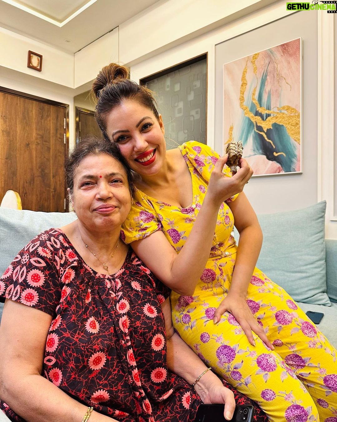 Munmun Dutta Instagram - Last week ✌🏻 . . #photodump #munmundutta #moments #birthdaymonth #shoot #behindthescenes #nightshift #tmkoc #workmodeon #ganeshchaturthi