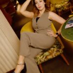 Munmun Dutta Instagram – When Life gives you lemon 🍋 make lemonade🥤
When Camera asks you to pose,  you pose ! 🤟🏻💋

.
📍 @badmaash.mumbai 

#munmundutta #reel  #dothemodelpose