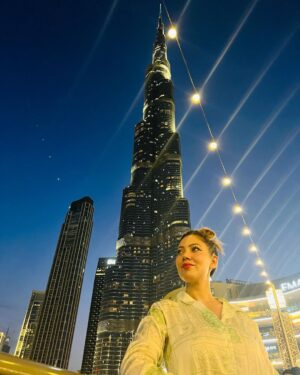 Munmun Dutta Instagram - I guess this needs no introduction 
BURJ KHALIFA it is .. 😍 .. 

.Mom is ecstatic and that makes me happy 🥰
And this is already a throwback 😔
.
.
.
#munmundutta #dubai #burjkhalifa #burjkhalifadubai #uae #dubai🇦🇪 #dubaimall #travel #travelphotography #motherdaughtertrip