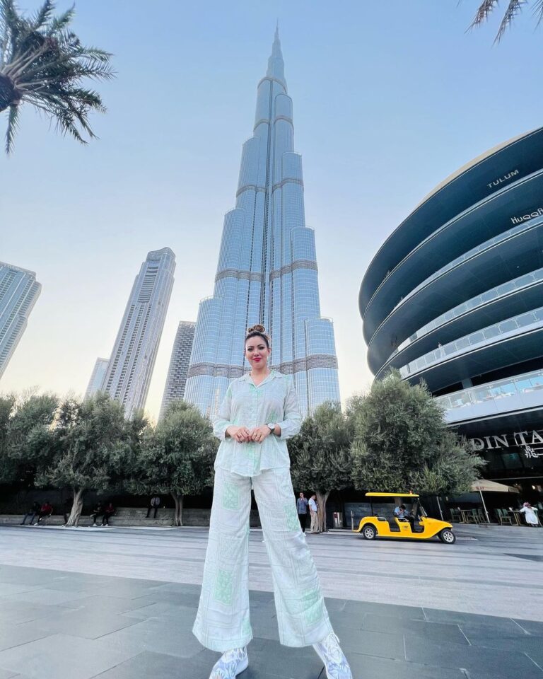 Munmun Dutta Instagram - I guess this needs no introduction BURJ KHALIFA it is .. 😍 .. .Mom is ecstatic and that makes me happy 🥰 And this is already a throwback 😔 . . . #munmundutta #dubai #burjkhalifa #burjkhalifadubai #uae #dubai🇦🇪 #dubaimall #travel #travelphotography #motherdaughtertrip Burj Khalifa,Dubai,U.A.E