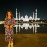 Munmun Dutta Instagram - Another great spot to take some awesome pictures ! This beautiful reflection on water looks absolutely unreal. Perfect end to our trip to Abu Dhabi. . . . #munmundutta #motherdaughtertime #uae #abudhabi #sheikhzayedmosque #travel #travelmemories Abu Dhabi, United Arab Emirates