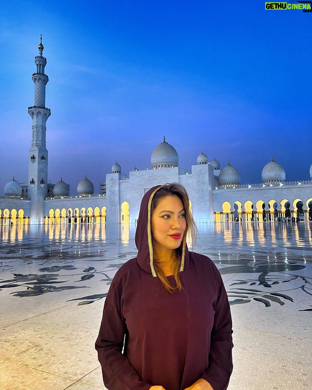 Munmun Dutta Instagram - Sheikh Zayed Grand Mosque, Abu Dhabi .. . Huge thanks to my wonderful guide Mr Mohammed Elghandour for literally dragging me from one corner to another because he knew I wanted some good pictures and he knew those EXACT spots. And these pictures came out GREAT. . . P.S- before anyone asks or assumes anything silly,.. I AM A PROUD HINDU 🙏🏻 And if I am visiting another country and culture, I would respect that. In the same way I would expect anyone else from another religion respect my religion and beliefs. . . #munmundutta #abudhabi #travel #travelphotography #uae🇦🇪 #picturesoftheday #postoftheday Abu Dhabi, United Arab Emirates