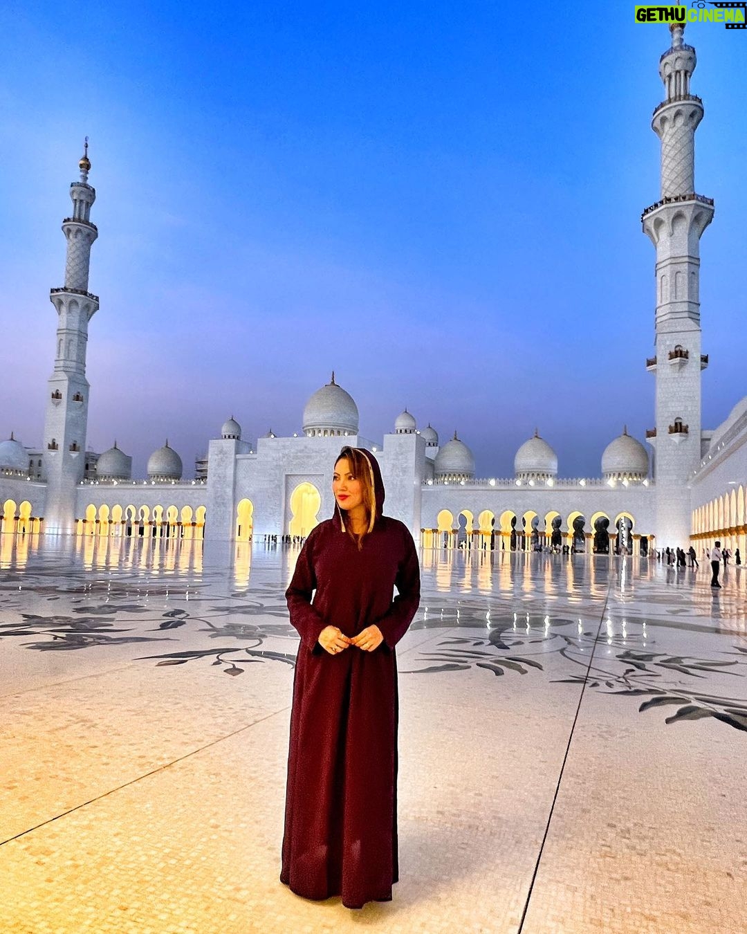 Munmun Dutta Instagram - Sheikh Zayed Grand Mosque, Abu Dhabi .. . Huge thanks to my wonderful guide Mr Mohammed Elghandour for literally dragging me from one corner to another because he knew I wanted some good pictures and he knew those EXACT spots. And these pictures came out GREAT. . . P.S- before anyone asks or assumes anything silly,.. I AM A PROUD HINDU 🙏🏻 And if I am visiting another country and culture, I would respect that. In the same way I would expect anyone else from another religion respect my religion and beliefs. . . #munmundutta #abudhabi #travel #travelphotography #uae🇦🇪 #picturesoftheday #postoftheday Abu Dhabi, United Arab Emirates